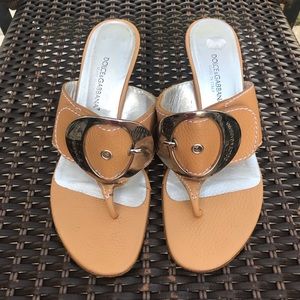 Dolce & Gabbana Butterscotch Leather Kitty Heel T-Strap Thong Sexy Pumps sz 6.5